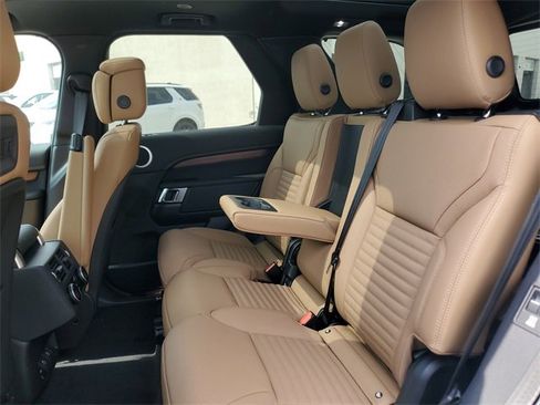 Used 2024 Land Rover Discovery Dynamic SE image 11