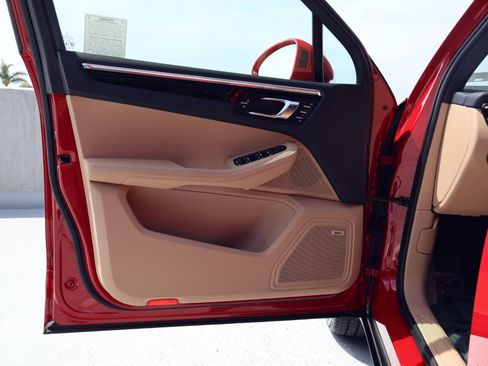 Certified 2025 Porsche Macan image 13