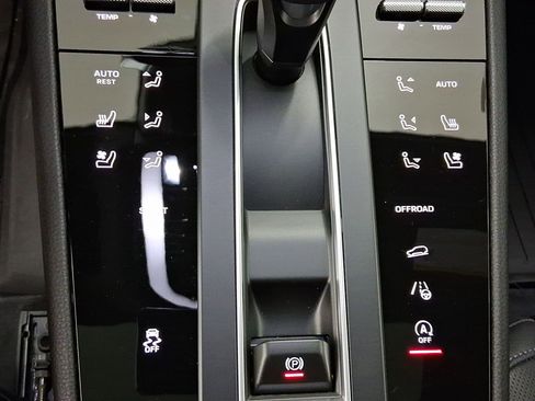 Used 2025 Porsche Macan image 31