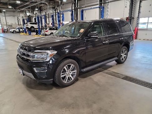 Used 2024 Ford Expedition Limited AWD/4WD image 3