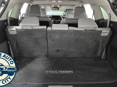 Used 2023 Toyota Highlander XLE AWD/4WD image 36