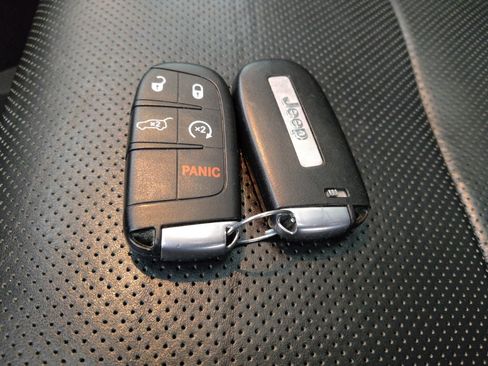 Used 2020 Jeep Grand Cherokee Overland image 32