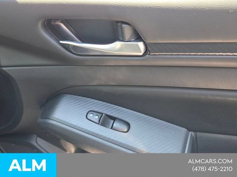 Used 2025 Nissan Altima 2.5 SV FWD image 15
