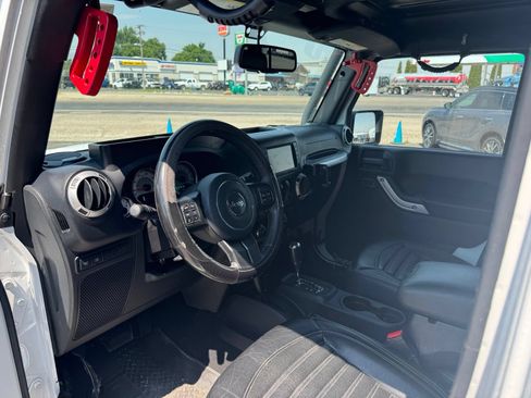 Used 2016 Jeep Wrangler Unlimited Rubicon w/ Connectivity Group AWD/4WD image 7