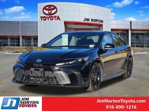 Used 2025 Toyota Camry SE image 3