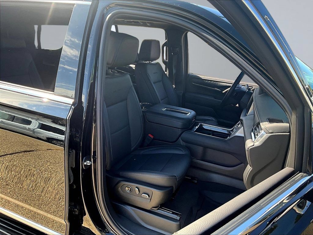 Used 2024 GMC Yukon Denali w/ Advanced Technology Package AWD/4WD image 32