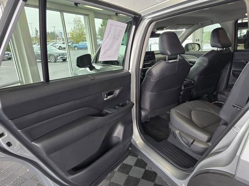 Used 2025 Toyota Grand Highlander XLE image 37