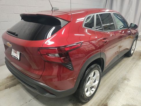 Used 2024 Chevrolet Trax LS w/ LS Convenience Package image 2