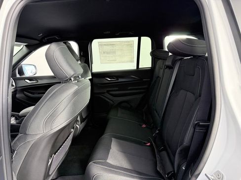 New 2025 Jeep Grand Cherokee Laredo image 17