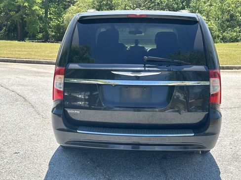 Used 2013 Chrysler Town & Country Touring FWD image 6