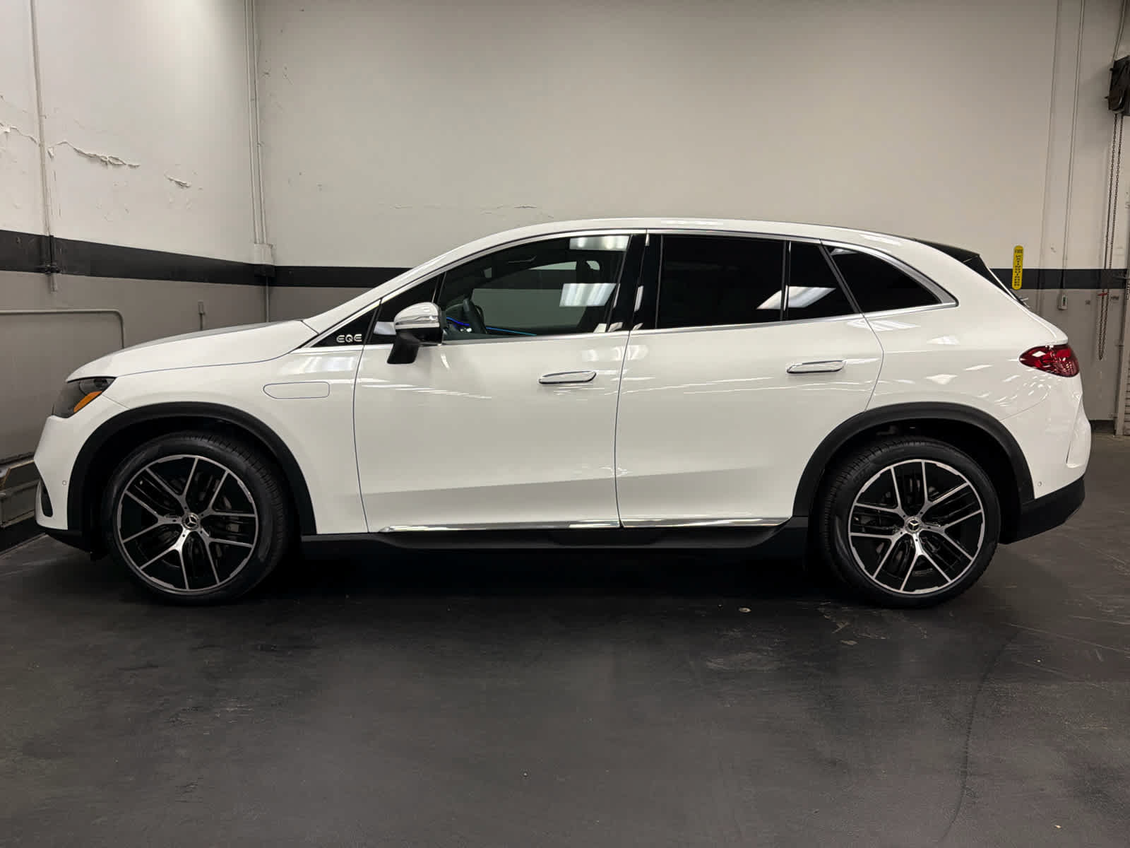 Used 2023 Mercedes-Benz EQE 350+ SUV image 8
