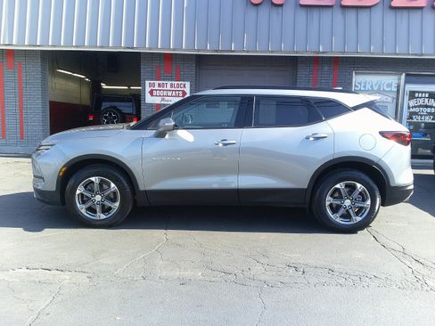 Used 2023 Chevrolet Blazer LT image 2