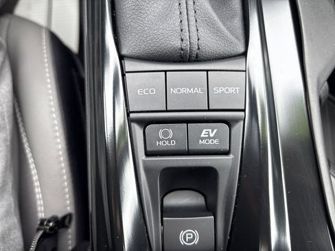 Used 2025 Toyota Camry SE w/ Convenience Package image 31