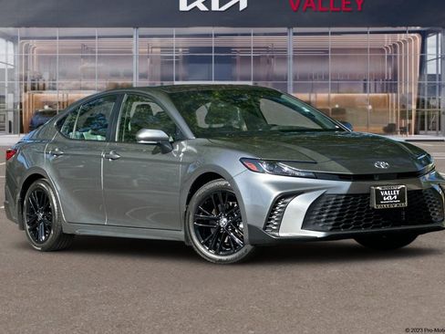 Used 2025 Toyota Camry SE w/ Convenience Package FWD image 1