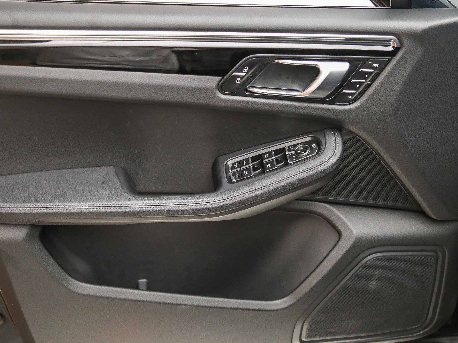 Certified 2025 Porsche Macan S AWD/4WD image 27