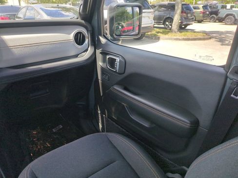 Used 2025 Jeep Wrangler Unlimited Sahara w/ Safety Group AWD/4WD image 18
