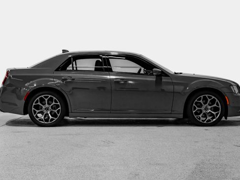 Used 2018 Chrysler 300 S w/ 300S Premium Group RWD image 5