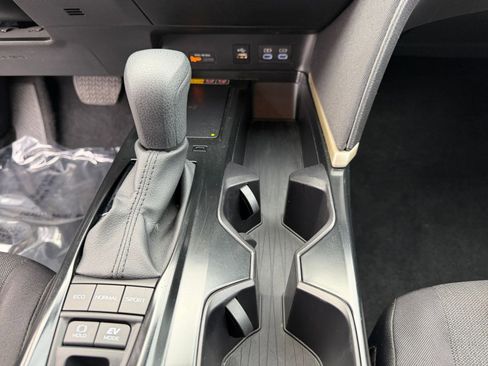 Used 2025 Toyota Camry LE image 40