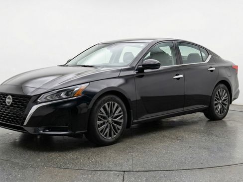 Used 2025 Nissan Altima 2.5 SV image 3