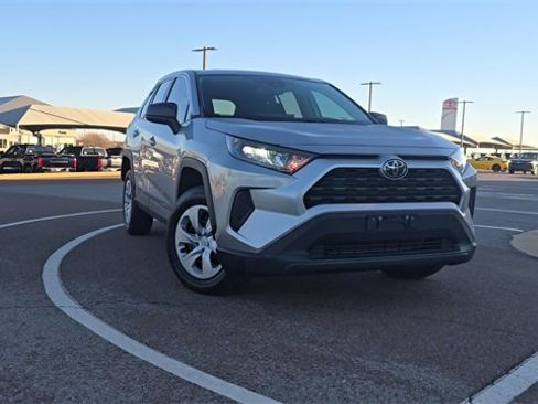 Used 2022 Toyota RAV4 LE image 9