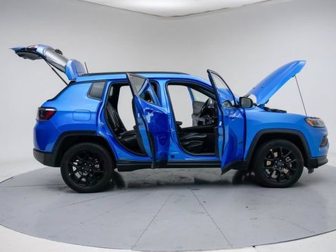 Used 2025 Jeep Compass Latitude w/ Convenience Group AWD/4WD image 14