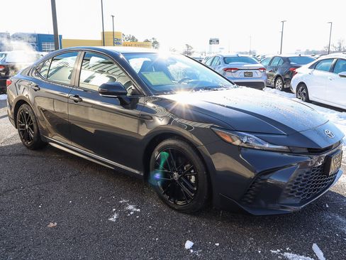 Used 2025 Toyota Camry SE image 3