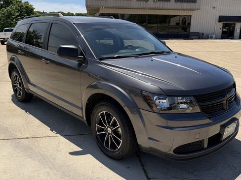 Used 2018 Dodge Journey SE w/ Connectivity Group FWD image 9