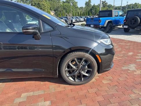 Used 2025 Chrysler Pacifica Limited FWD image 17
