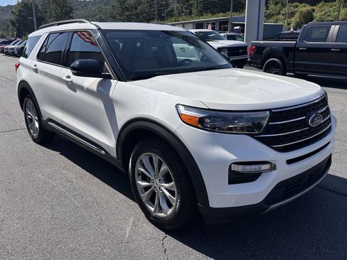 Certified 2023 Ford Explorer XLT w/ Equipment Group 202A AWD/4WD image 4