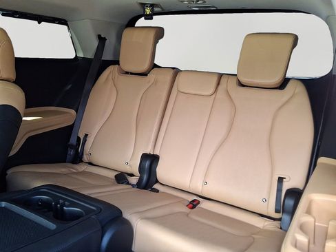 Used 2024 Kia Carnival EX image 11