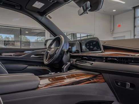 Used 2024 Cadillac Escalade Premium Luxury AWD/4WD image 18