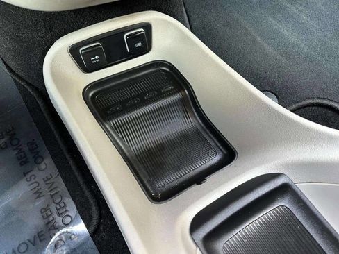 Used 2018 Chrysler Pacifica Touring-L image 61