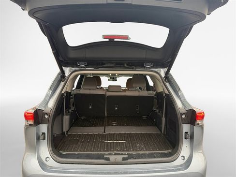 Used 2023 Toyota Highlander LE image 23