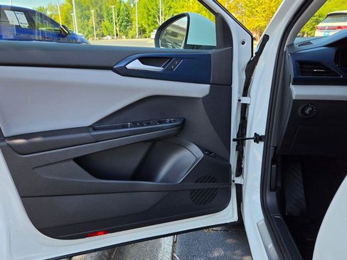 Used 2023 Volkswagen Taos SE w/ Panoramic Sunroof Package FWD image 20
