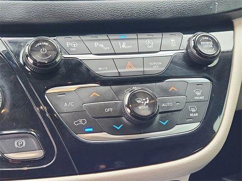 Used 2019 Chrysler Pacifica Touring-L w/ Advanced Safetytec Group image 26