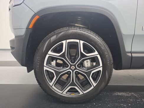 Used 2025 Rivian R1S Adventure Dual AWD/4WD image 9