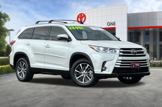 Certified 2019 Toyota Highlander XLE FWD image 2