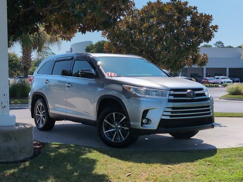 Used 2019 Toyota Highlander XLE AWD/4WD image 2