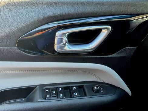 Used 2025 Jeep Compass Limited image 18