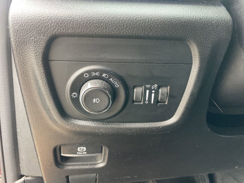 Used 2023 Jeep Grand Cherokee Limited w/ Luxury Tech Group II AWD/4WD image 17