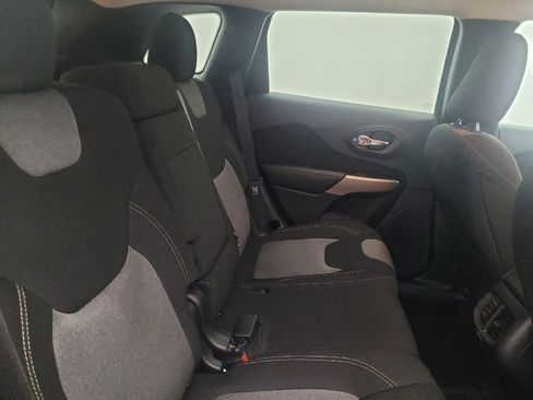 Used 2018 Jeep Cherokee Latitude image 19