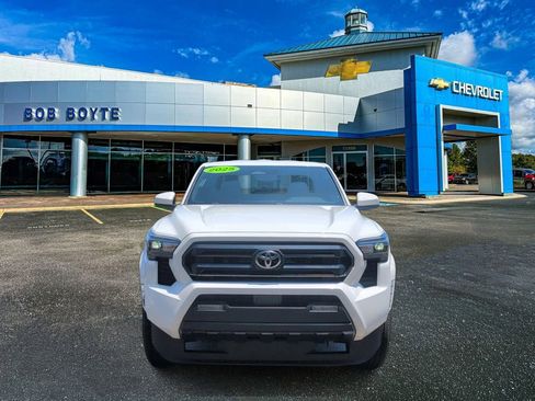 Used 2025 Toyota Tacoma SR5 RWD image 9