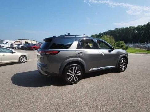 Used 2023 Nissan Pathfinder Platinum image 5