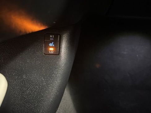 Used 2018 Toyota Prius Prime Premium image 32