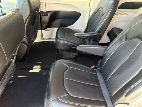Used 2024 Chrysler Pacifica Touring-L FWD image 18