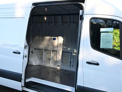 Used 2025 Mercedes-Benz Sprinter 2500 image 25