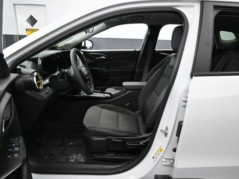 Used 2024 Chevrolet Trax LT FWD image 11