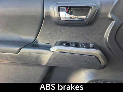 Used 2018 Toyota Tacoma TRD Sport w/ Technology Package image 7