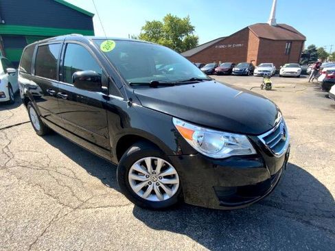 Used 2013 Volkswagen Routan SE image 2