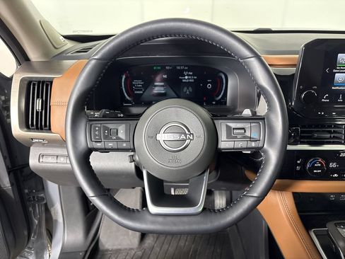 Used 2025 Nissan Pathfinder Platinum w/ Black Appearance Package FWD image 16